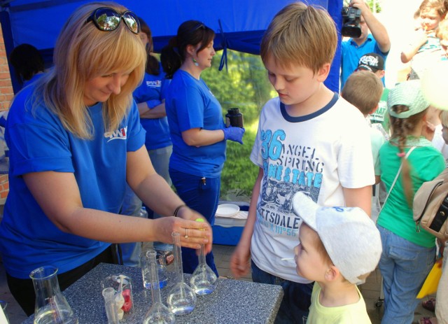 W Muzeum Techniki Sanitarnej ul. Edisona 16 (Centralna Oczyszczalnia Ścieków) będą atrakcje w godz. od 13.00 - 17:30.
 
W programie m.in.:
13:00
Mamy swoje kanały (sanitarne)! - Skręcanie, pompowanie, zasuwanie. Wymieniania wodomierza i nauka oszczędzania wody. Pokazy fantastycznych eksperymentów laboratoryjnych. Zwiedzanie COŚ i coś jeszcze.

Szerokie wody INDUSTRIADY - Wielka żeglarska przygoda w Muzeum Techniki Sanitarnej wraz z marynarzami i piratami. Oraz konikami (morskimi). We współpracy ze Szkołą Żeglarską Maytur, Silesia Events i MZUK.

14:00, 16:00
Oczyszczające Purgatorium na Centralnej Oczyszczalni Ścieków – Fantastyczna ekspozycja  "Purgatorium", industralno-metaforyczna wystawa z oprawą muzyczną i słowem wstępu Autora, Mirka Słomskiego.

15:00
Spektakl „Wodowanie” - Teatr scena c w jednorazowym, dedykowanym INDUSTRIADZIE w Muzeum Techniki Sanitarnej, przedstawieniu. Zdecydowanie zabawne.

17:00
W marynarce, czy mundurze? - Siły bardzo specjalne. Pokaz wojskowych manewrów. Mocne uderzenie na zakończenie.


Atrakcje dodatkowe – kino 7D, pokazy mażoretek z grupy Werwa oraz degustacja pysznych herbat z kultowej herbaciarni Czajnik.