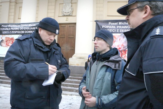 W niedzielę w południe przed lubelskim Ratuszem manifestowała ...