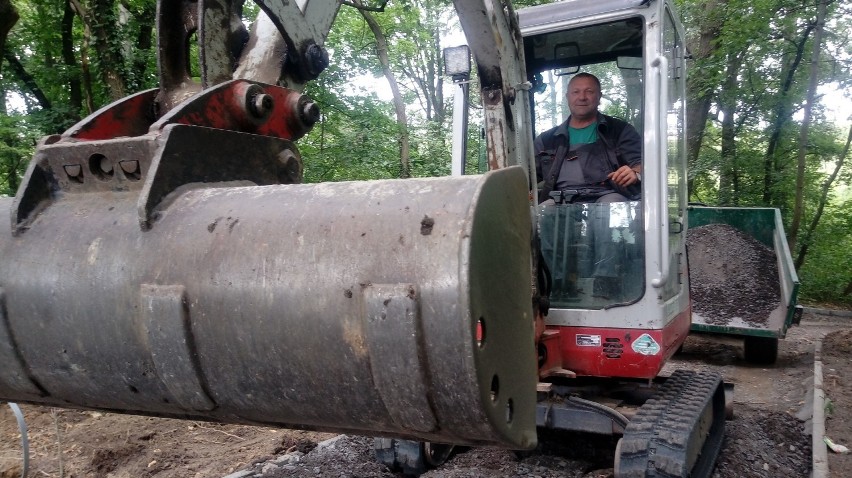 Wczoraj przy robocie zastaliśmy m.in. pana Zdzisława. Robił...