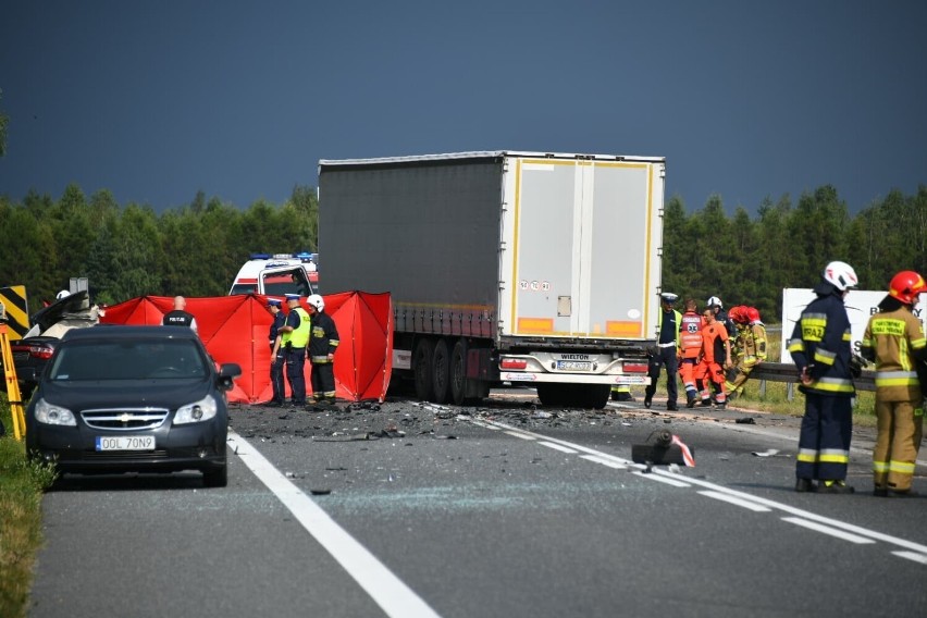 Śmiertelny wypadek w Krzepicach. Samochód osobowy zderzył się z ciężarówką. Nie żyje jedna osoba