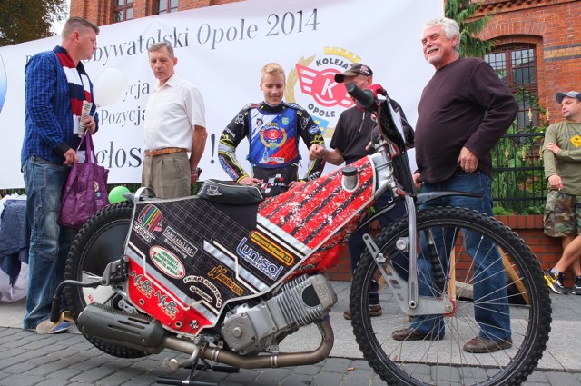 Kibice żużlowi chcą, dzięki budżetowi obywatelskiemu, zdobyć pieniądze na remont stadionu. Dlatego już w niedzielę zorganizowali akcję, gdzie prosili o głosy opolan.