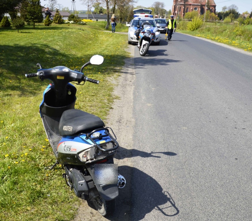 Wypadek w Chełmicy Dużej. Dwóch 15-latków trafiło do szpitala! [wideo]