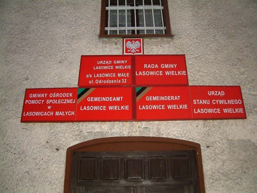 Dwujęzyczne tablice na budynku urzędu gminy w Lasowicach...