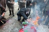 Spalili ACTA przed siedzibą PO (zdjęcia)