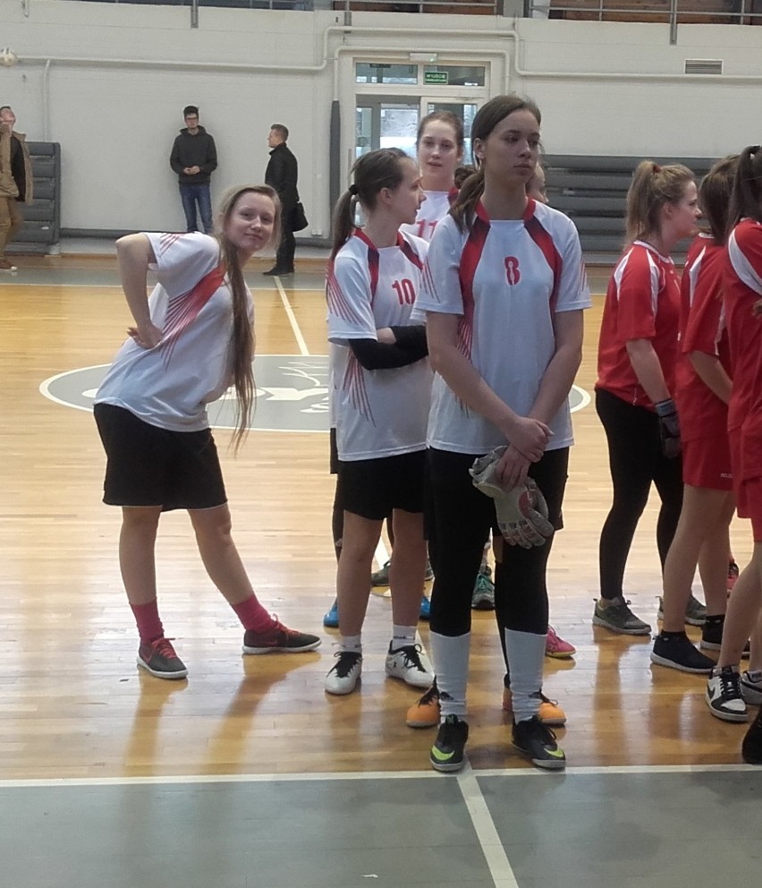 Futsal. Piłkarki z I LO w Malborku szkolnymi wicemistrzyniami Pomorza