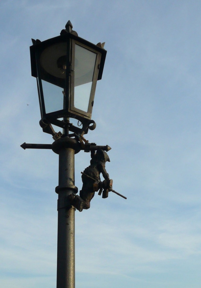 Na latarni przy moście Tumskim siedzi Krasnal - Gazuś