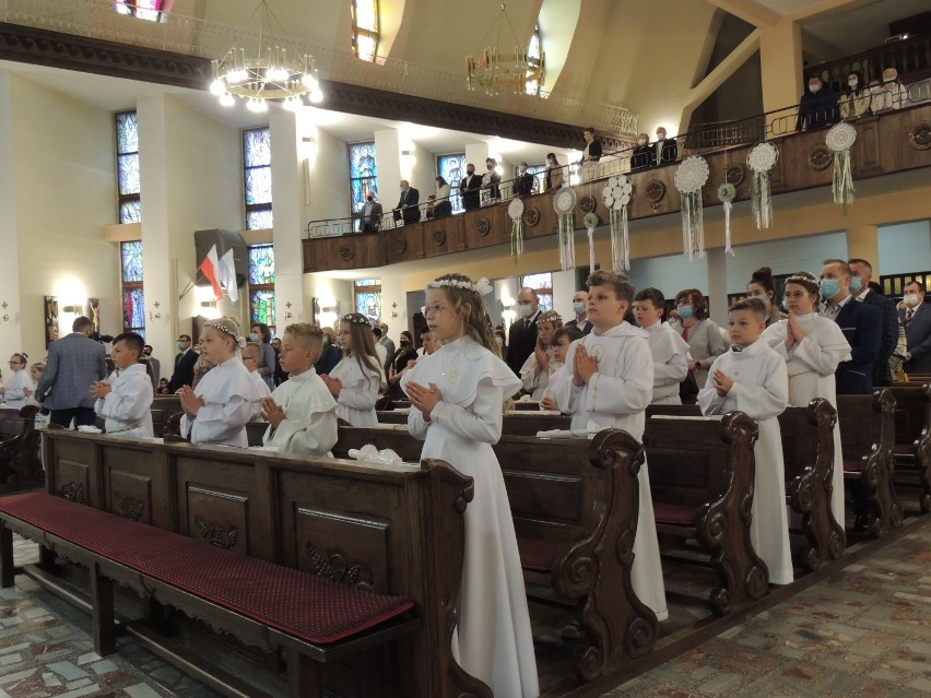 Pierwsza niedzielna grupa przystąpiła do sakramentu Pierwszej Komunii Świętej w parafii pw. św. Wojciecha