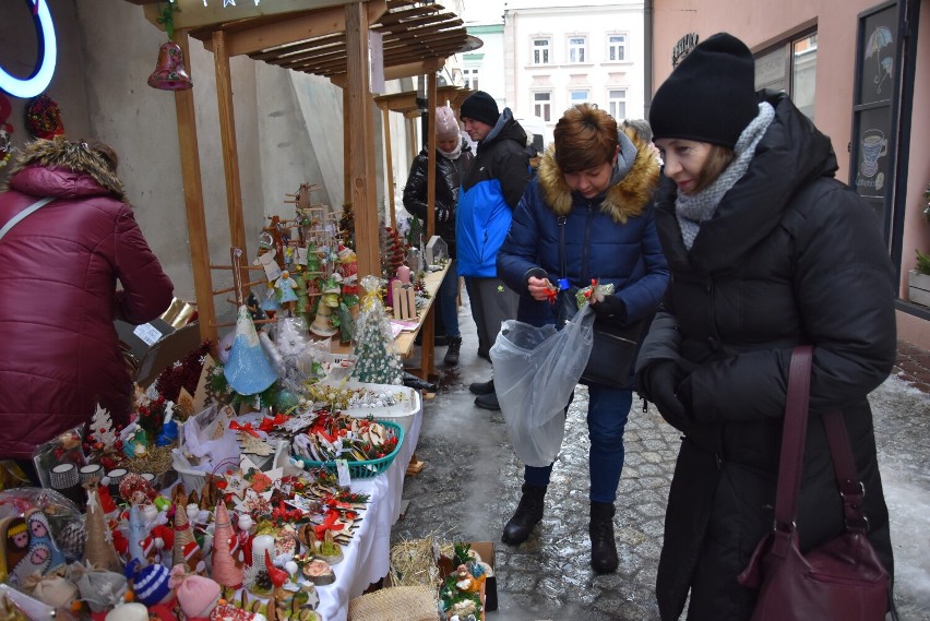 16 grudnia ulicę Piekarską przy Galerii Aniołowo wypełnią:...