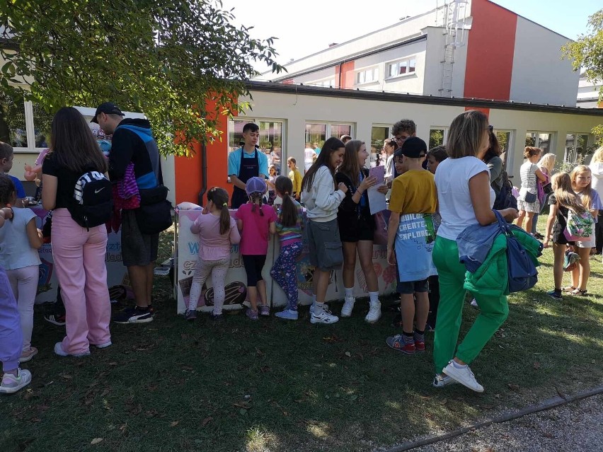 Wspaniała zabawa i mnóstwo ludzi na festynie przy Szkole Podstawowej numer 28 w Kielcach. Byli uczniowie, absolwenci i rodzice