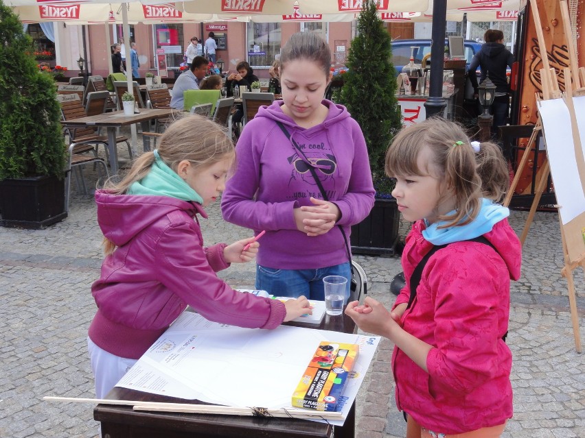 Na Rynku w Kościerzynie dzieci i rodzice przygotowywali latawce w akcji Dziennika Bałtyckiego