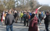 "Stop plandemii i segregacji sanitarnej". Przeciwnicy obostrzeń spotkali się w parku Kasprowicza. 