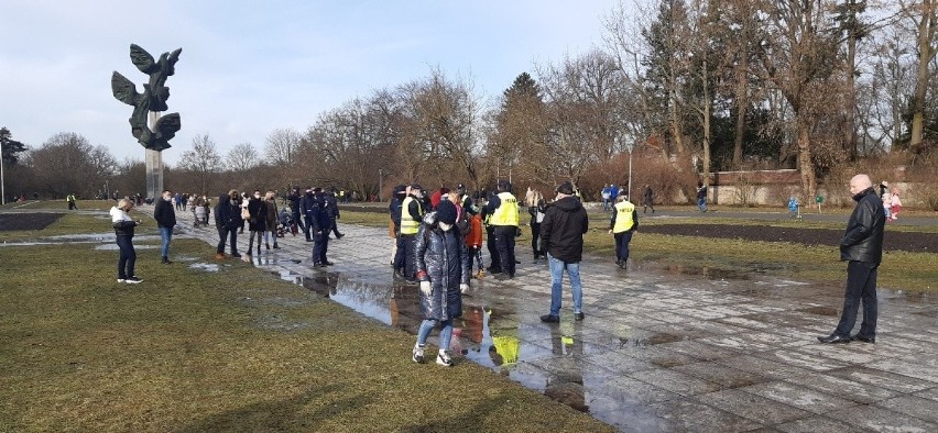 "Stop plandemii i segregacji sanitarnej". Przeciwnicy obostrzeń spotkali się w parku Kasprowicza. 