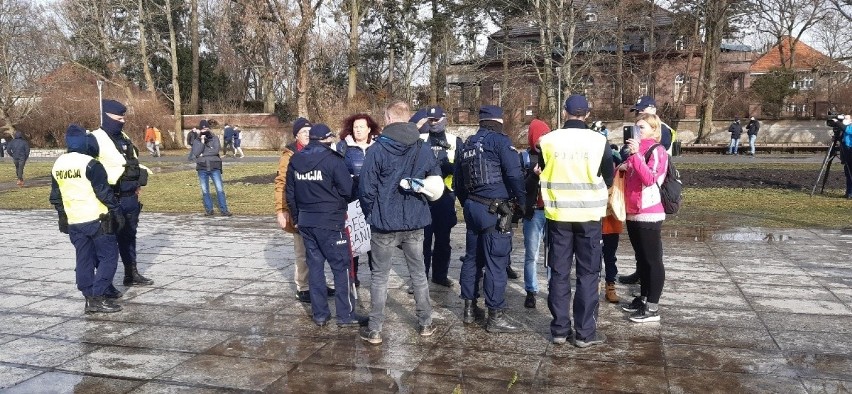 "Stop plandemii i segregacji sanitarnej". Przeciwnicy obostrzeń spotkali się w parku Kasprowicza. 