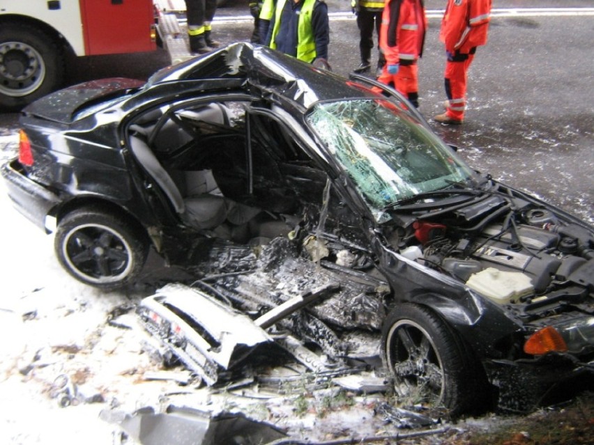 Jadący samochodem osobowym BMW zderzył się z samochodem...