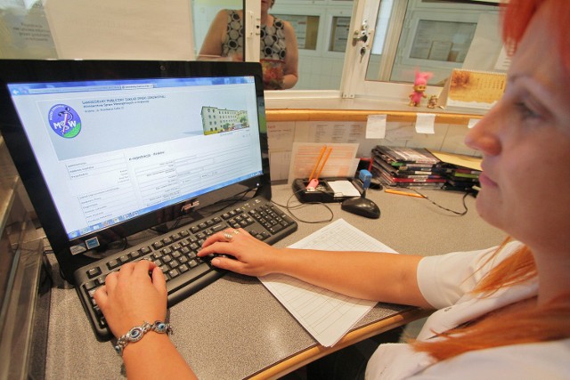 Rejestratorki w szpitalu MSW korespondują mailowo z pacjentami, ustalając termin wizyty