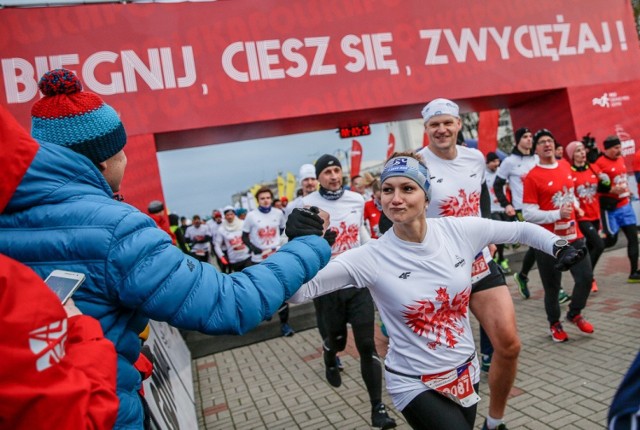 Biegacze chętnie pomagają innym. Potwierdzili to w Gdyni podczas Biegu Niepodległości z PKO Bankiem Polskim