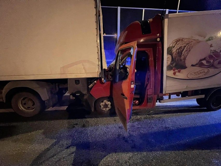 Wypadek na DK 97 w Rzeszowie. Dostawczak uderzył w tył ciężarówki. Jedna osoba została ranna [ZDJĘCIA]