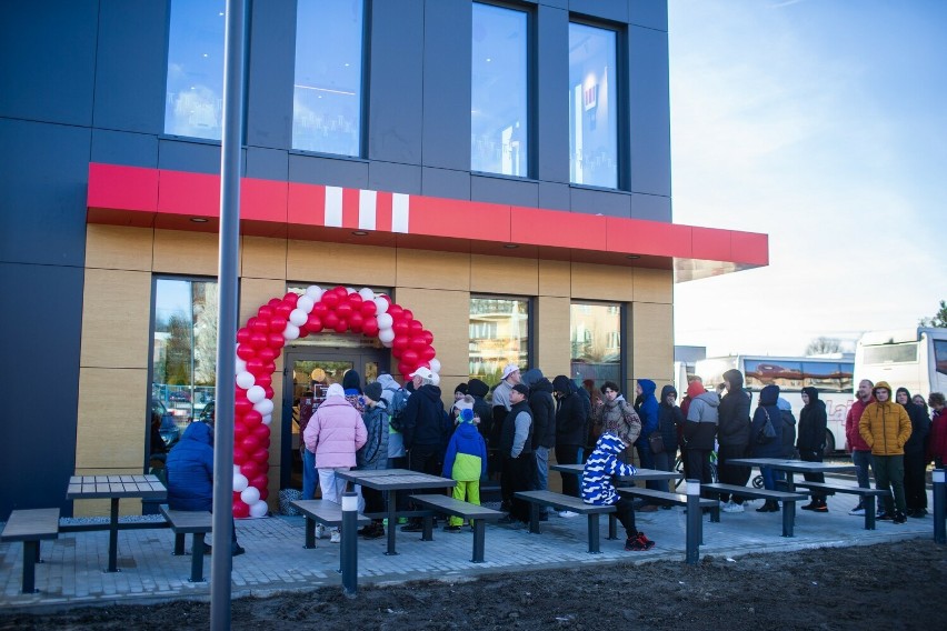 Kolejki na otwarciu nowego lokalu KFC w Krakowie.