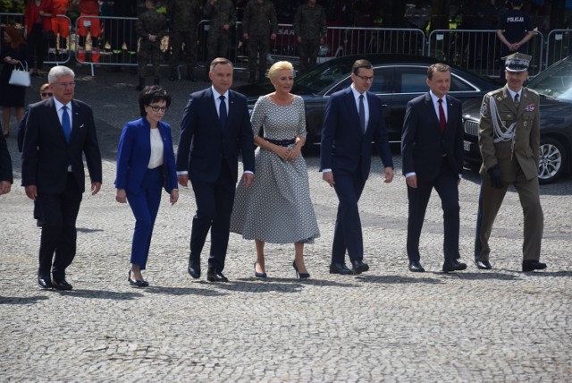 Prezydent Andrzej Duda, wraz z Pierwszą Damą, złożył w czwartek, 15 sierpnia kwiaty pod pomnikiem Powstańców Śląskich w Katowicach