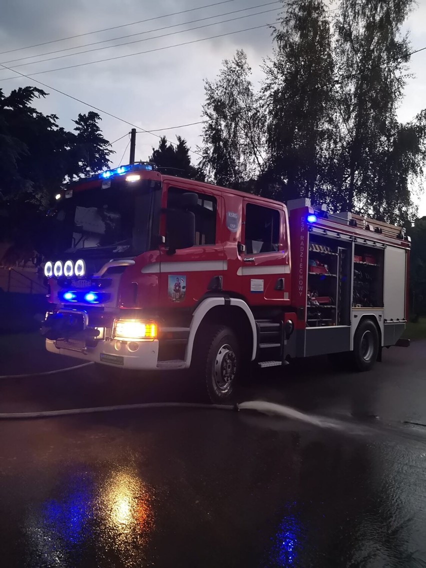 Strażacy z OSP Radziechowy w akcji.
