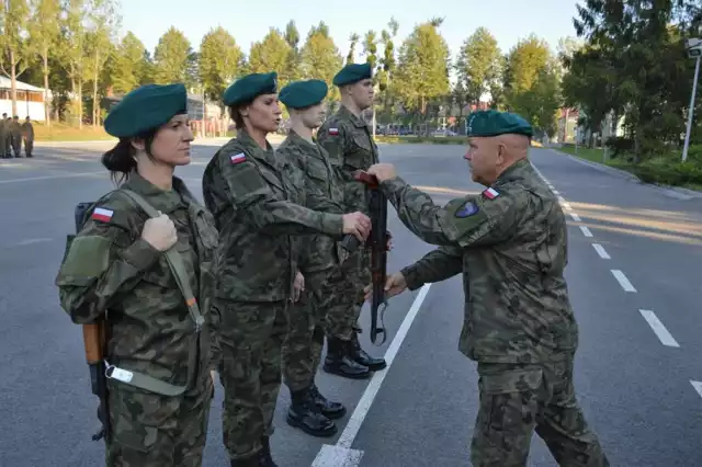 Broń z rąk zastępcy dowódcy pułkownika Wojciecha Grzybowskiego odebrała czteroosobowa delegacja kompanii szkolnej.