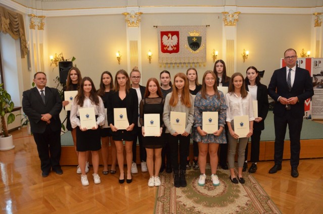 105 uczniów ze szkół podstawowych i ponadpodstawowych z Przemyśla otrzymało stypendia za wyniki w nauce, osiągnięcia sportowe i artystyczne.