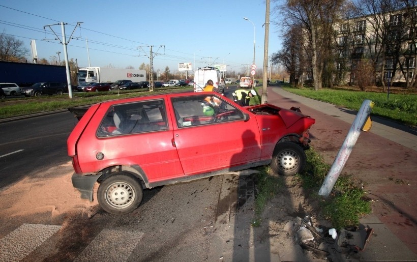 Wypadek na al. Włókniarzy w Łodzi. Karetka zderzyła się z samochodem osobowym [ZDJĘCIA]