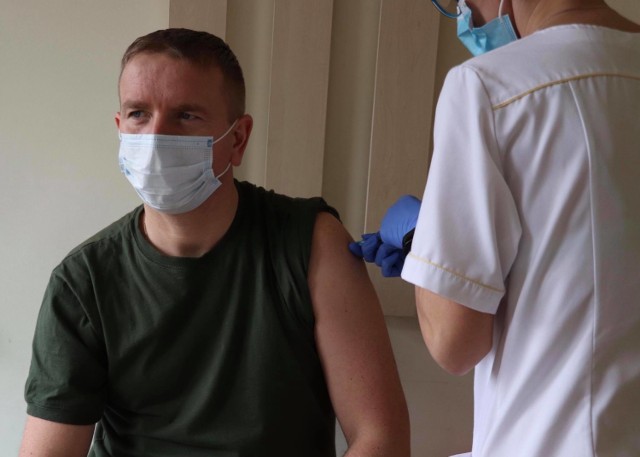 Żołnierze WOT oraz 56 Bazy Lotniczej w Inowrocławiu od kilku dni szczepienie sa przeciw Covid-19