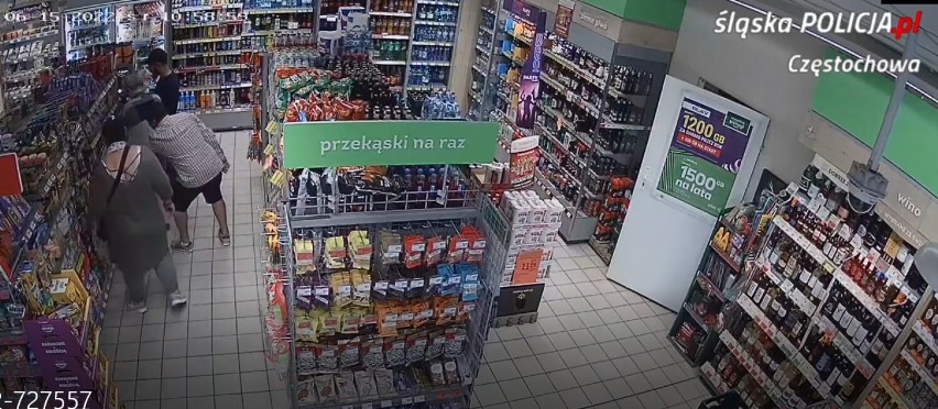 Pięciu przestępców okradło w jednym z częstochowskich sklepów starszą kobietę. Być może ich rozpoznajesz?