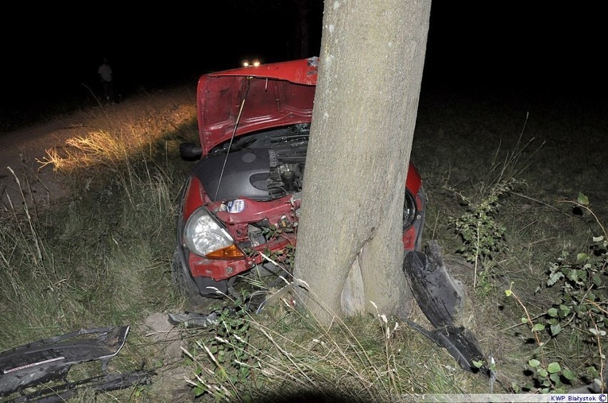 Pijany kierowca uderzył w drzewo i skasował forda [zdjęcia]
