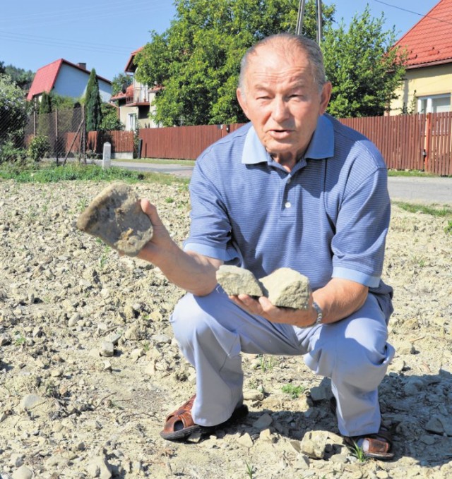 udowlańcy zwieźli na moją działkę glinę pełną kamieni - skarży się Jan Pyrc. Dziś żałuje, że zrobił przysługę i udostępnił im grunt