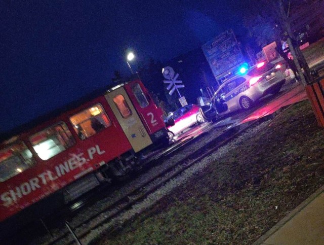Niebezpieczne zdarzenie na przejeździe kolejowym w Pleszewie. 12 grudnia 2023 roku o 6.50 na ulicy Targowej doszło do kolizji samochodu osobowego z baną.