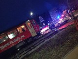 Niebezpieczne zdarzenie na przejeździe kolejowym w Pleszewie. Na ulicy Targowej samochód zderzył się z baną