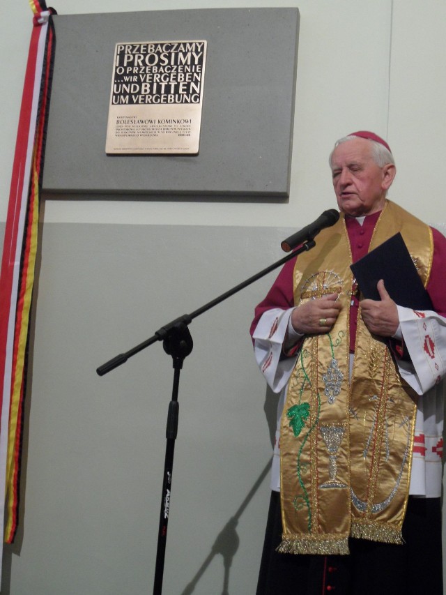 Tablica poświęcona kardynałowi Kominkowi w I LO