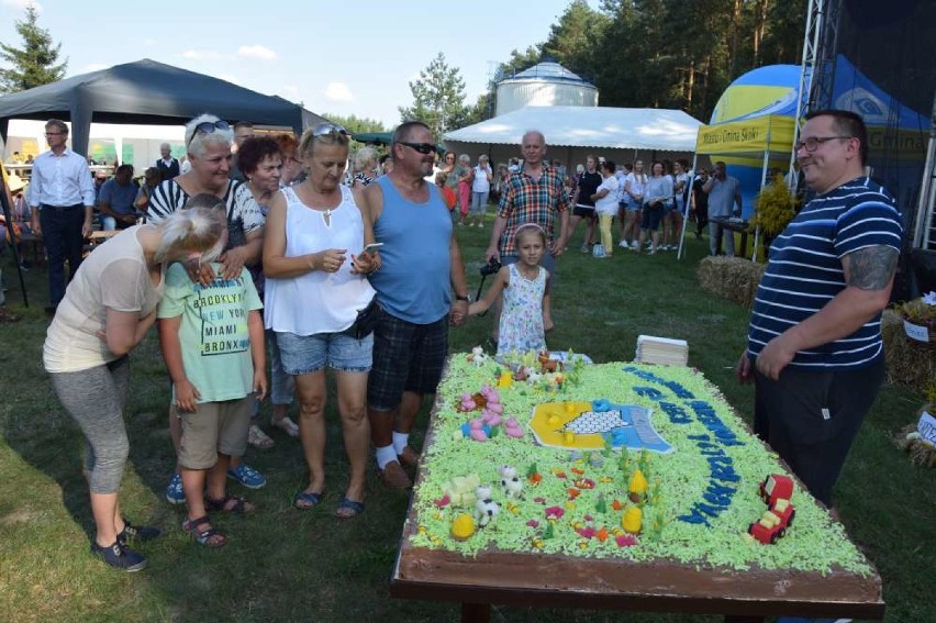 Gigantyczny tort na dożynkach w Potrzanowie. Impreza była połączona z 650-leciem miejscowości [ZDJĘCIA]