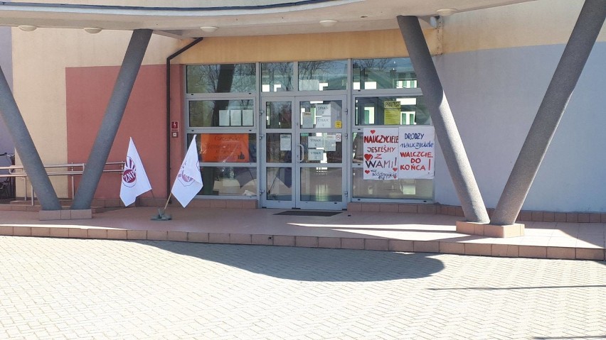 Strajk nauczycieli. Tak mieszkańcy wspierają strajkujące szkoły w gminie Zduńska Wola [zdjęcia]