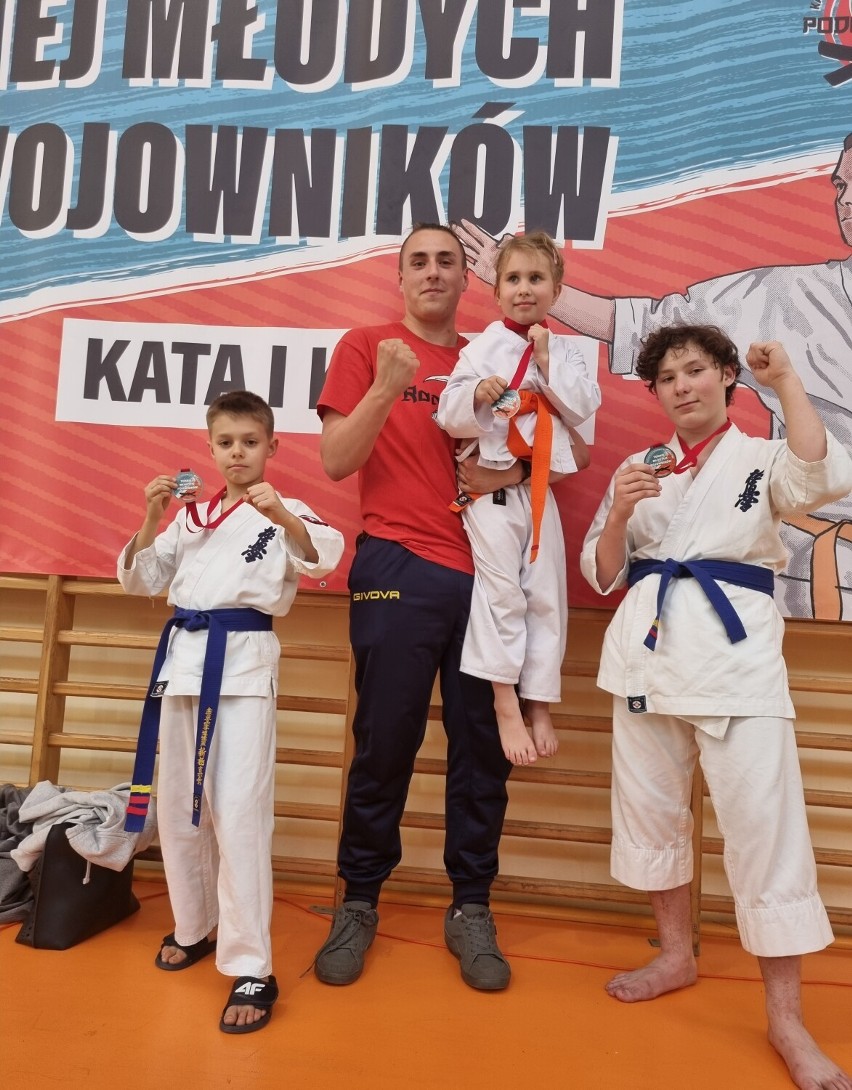 Sześć medali zawodników Klubu Karate Randori z Radomska na turnieju Młodych Wojowników w Stawiszynie