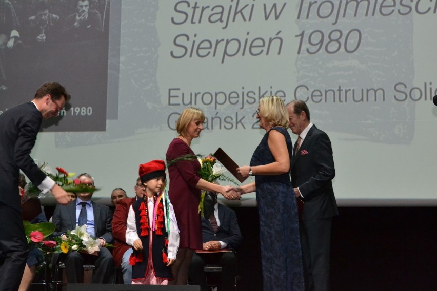 Wręczanie nagrody laureatce. Fot. Henryk Czechowski BINFO...