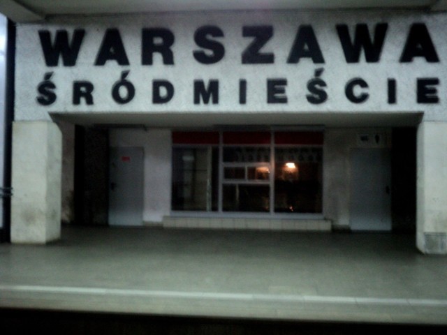 Dworzec Warszawa Śr&oacute;dmieście jest tak samo mocno zaniedbany jak i Dworzec Zachodni. Wyglądem dość skutecznie odstrasza podr&oacute;żnych. Fot. Ewa Krzysiak