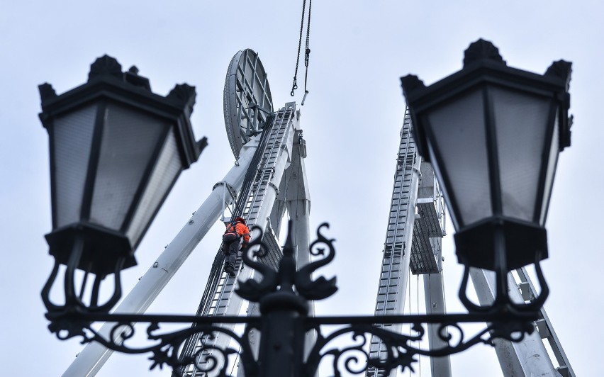 Montaż koła widokowego na Targu Węglowym