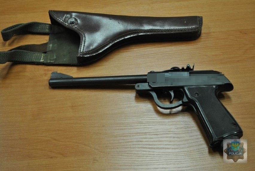 50-latek z Zawadzkiego miał nielegalną broń. Usłyszał też zarzut kłusownictwa