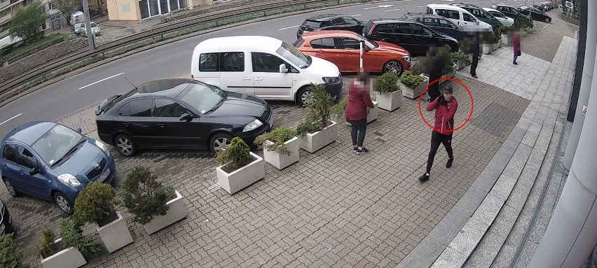 Młody mężczyzna miał oszukać seniora z Gdyni metodą "na policjanta". Ujawniono jego zdjęcie, zarejestrowane przez kamerę monitoringu