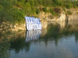 Wielki baner na skałach nad wodą na Zakrzówku!