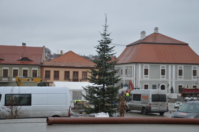 Choinka bożonarodzeniowa na przebudowywanym Rynku w Bochni