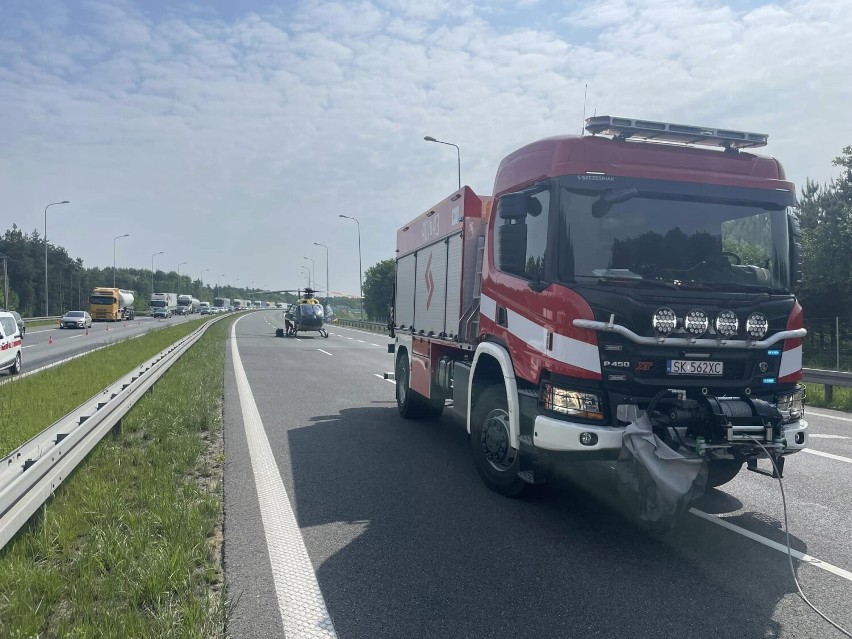 Koszmarny wypadek na S1 w Mierzęcicach. Dostawczak wbił się w wóz strażacki OSP. Dwie osoby nie żyją! Droga była zablokowana
