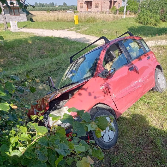 Wypadek w Pińczowie. Zderzył się samochód osobowy i bus kursowy.