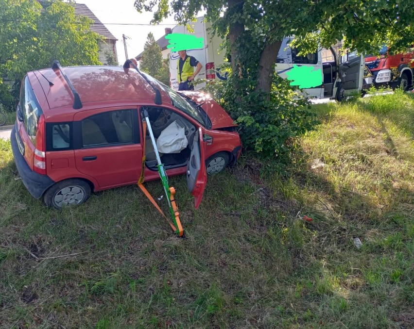 Wypadek osobówki z busem kursowym w Pińczowie. Ranna kobieta