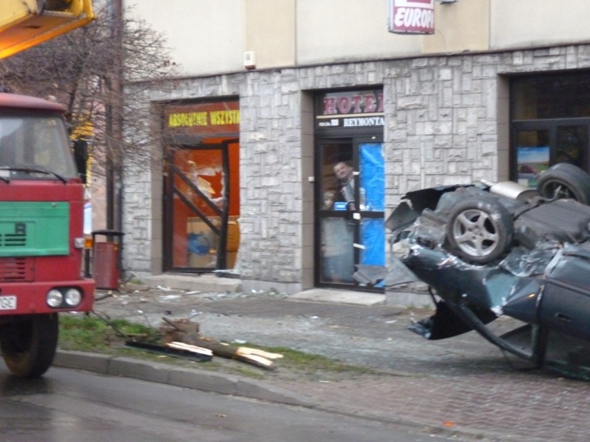 Wypadek na ul. Reymonta w Radomsku. Auto wjechało w sklep