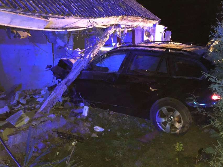 W Sadłowie koło Rypina kierowca BMW uderzył w budynek. Mężczyzna trafił do szpitala. Zobacz zdjęcia