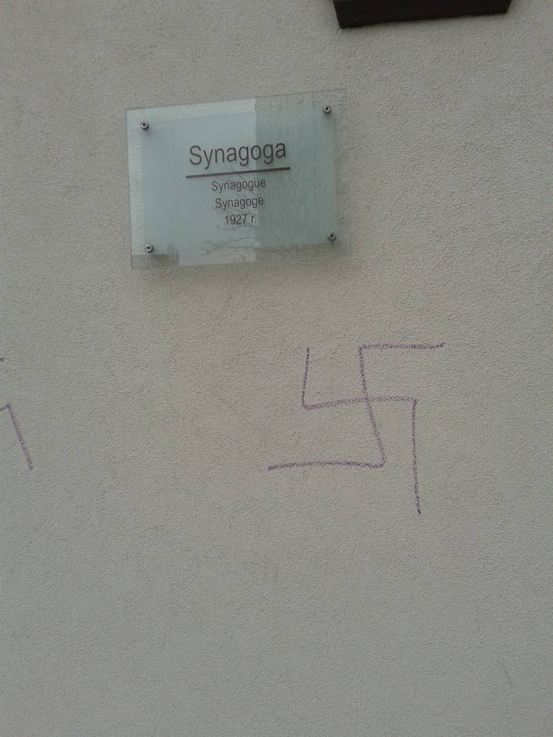 Policjanci zatrzymali 18-latka, który namalował swastyki i symbol SS na gdańskiej synagodze